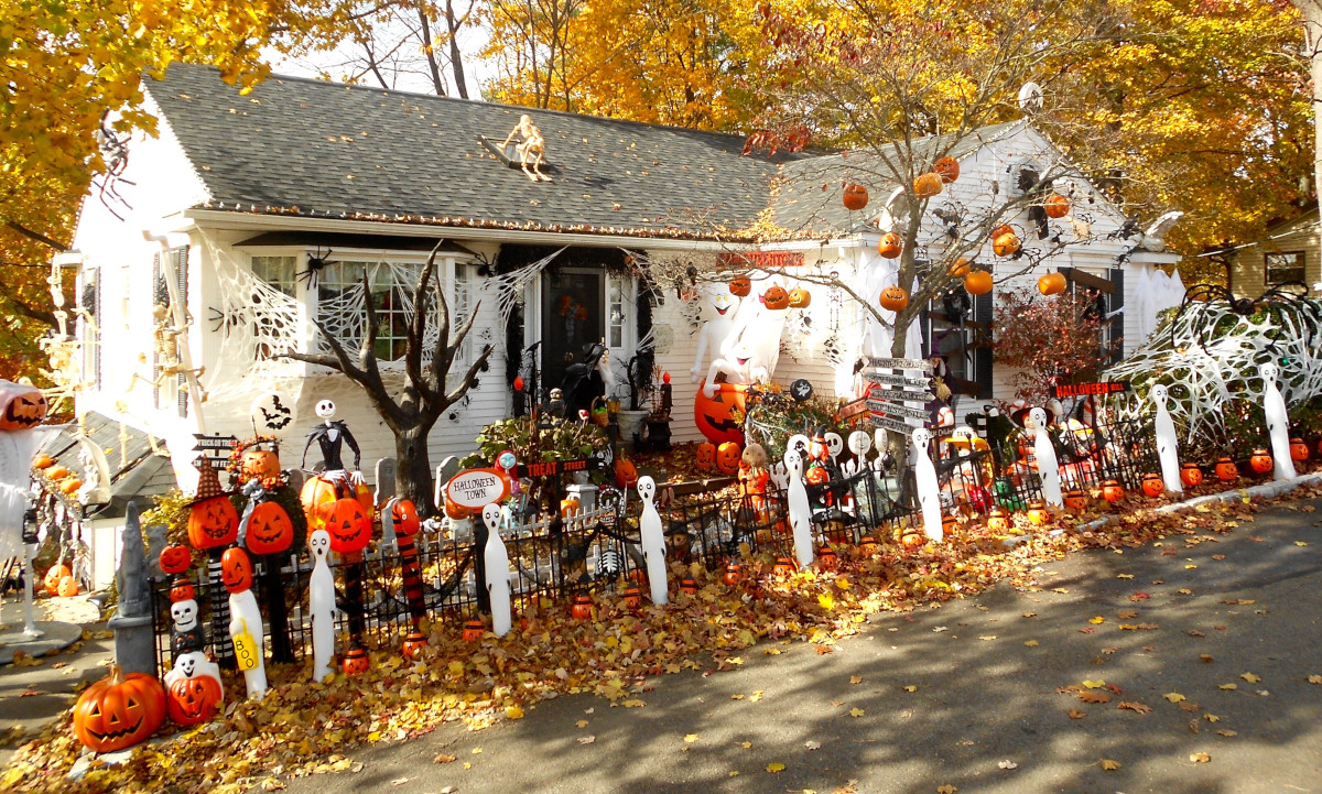 Casa adornada con motivos llamativos para niños por Halloween 