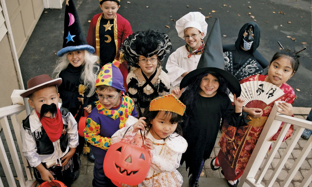 Es tradicional grupos de niños recorran las calles recolectando caramelos. 