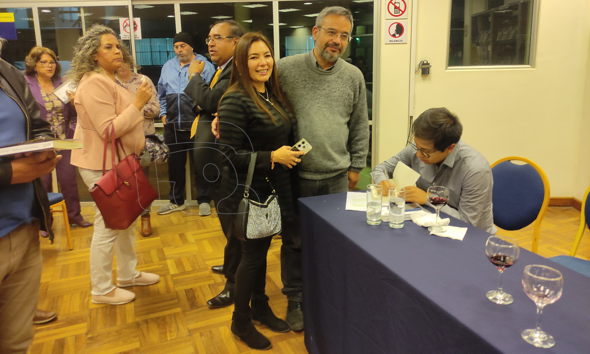 Firma del libro por el autor  